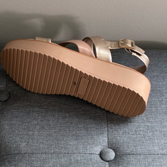 Gianni Bini Metallic Gold and Nude Platform Sandals BRAND NEW 8.5 women - Picture 7 of 9